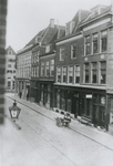 863564 Gezicht op de panden Lange Viestraat 8 (rechts, Rijwielmagazijn L.R. Goettsch)-2 te Utrecht, vanuit een pand aan ...